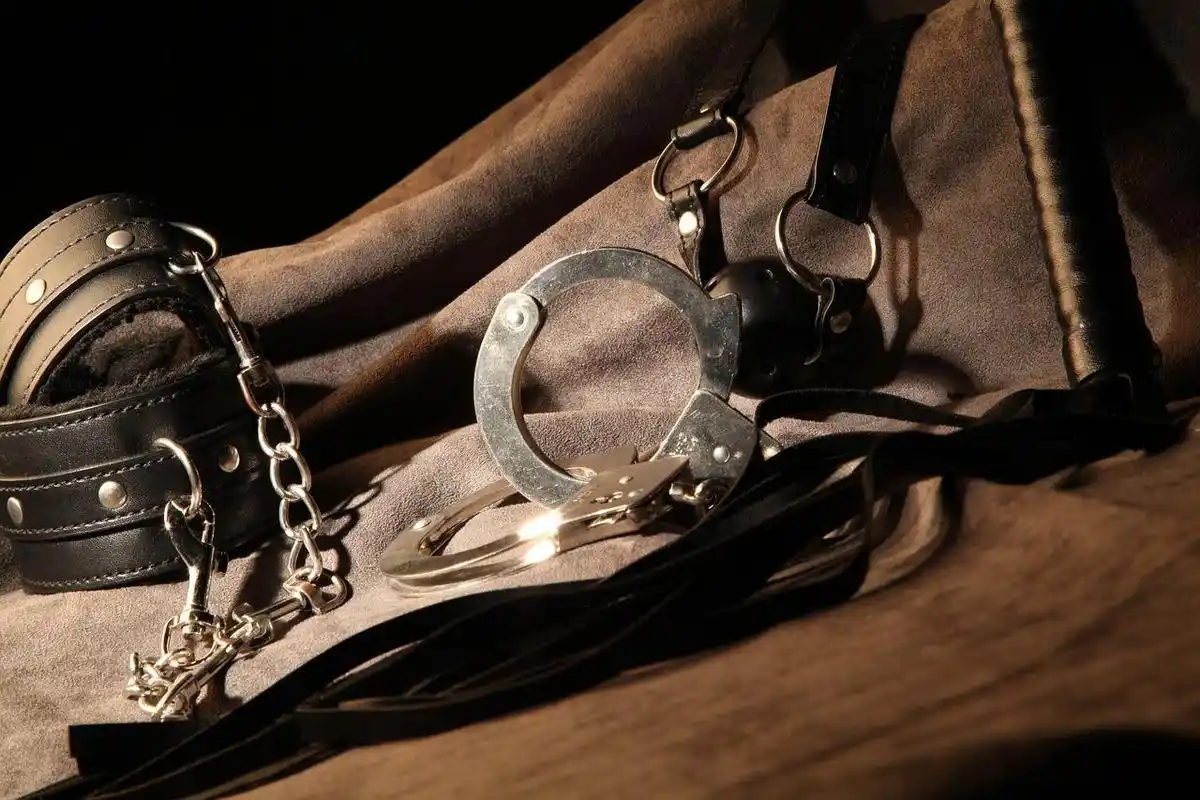 探讨囚禁爱情的真谛自我束缚还是情感负担