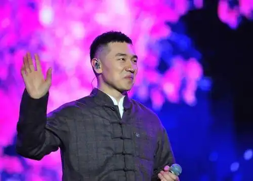 从流浪歌手到央视春晚,王琪一首歌爆红全国,背后妻子什么来头?