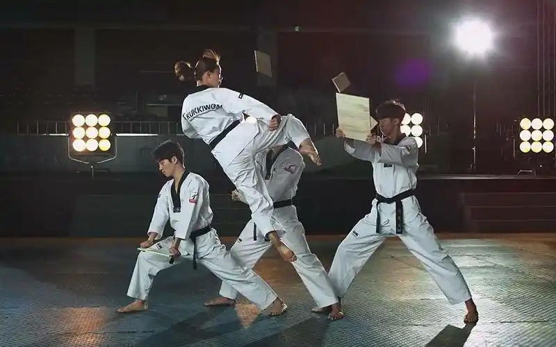 双语在4k慢动作下疯狂的跆拳道特技