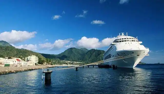 东部,西接海地,南临加勒比海,北濒大西洋,东隔莫纳海峡同波多黎各相望