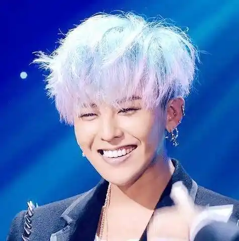 权志龙所有的白发造型中,外套几乎都非常正式,只凭借着小配饰或图案来