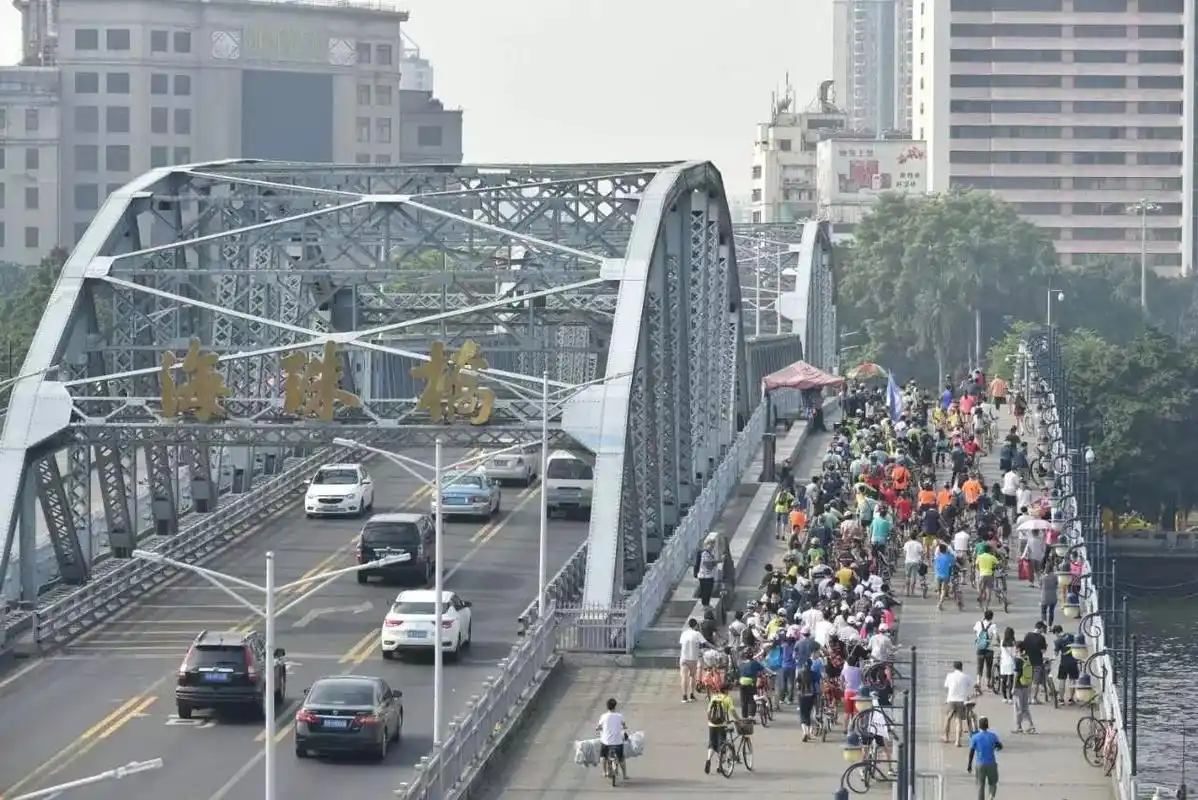 80年代广州老照片,看下这些城中建筑,街头场景,变化有多大?
