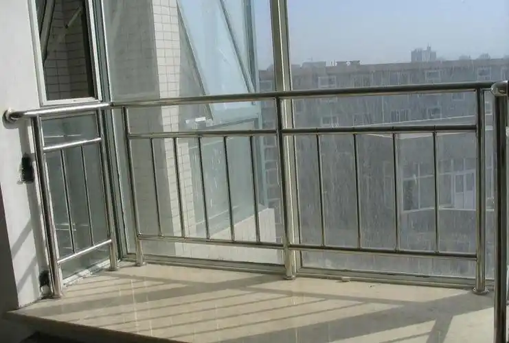 现代阳台不锈钢扶手设计效果图