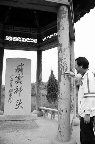 王龙祥在神头岭战役纪念碑前.