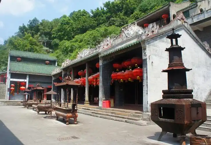 沿江各地均建有龙母庙,尤以广西梧州龙母庙和广东德庆龙母庙为祖庭