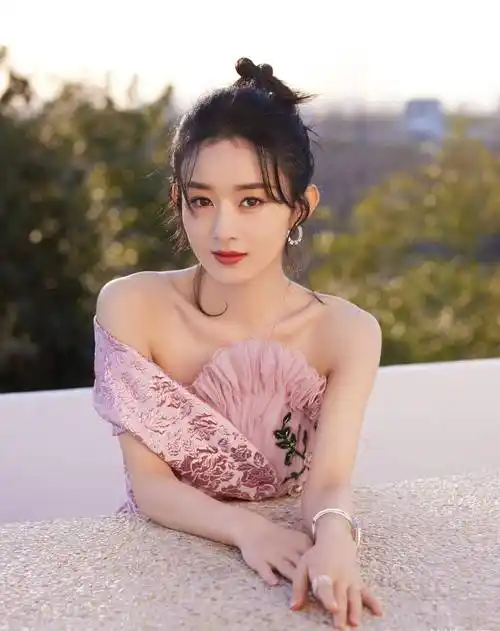 赵丽颖出席《寻龙传说》晚宴,穿搭粉色礼服裙造型,优雅甜美~_交叉