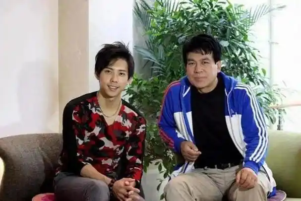 回顾颜值不如爹的明星父子:吕良伟儿子零遗传,周华健父子差距大