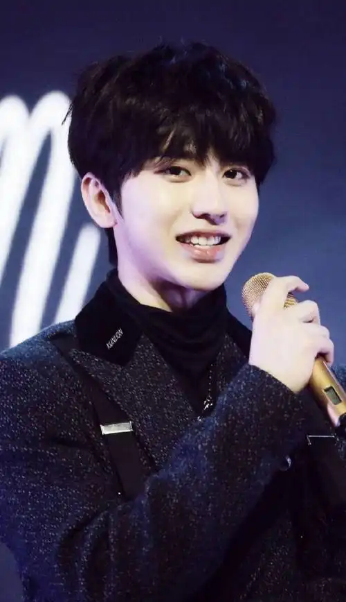 蔡徐坤最新无水印壁纸‖阳光帅气的"小鲜肉",黑发也超级帅啊!