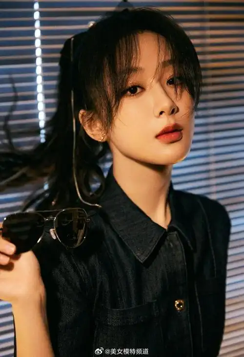 杨紫高马尾造型率性飒爽穿牛仔连衣裙化身摩登少女