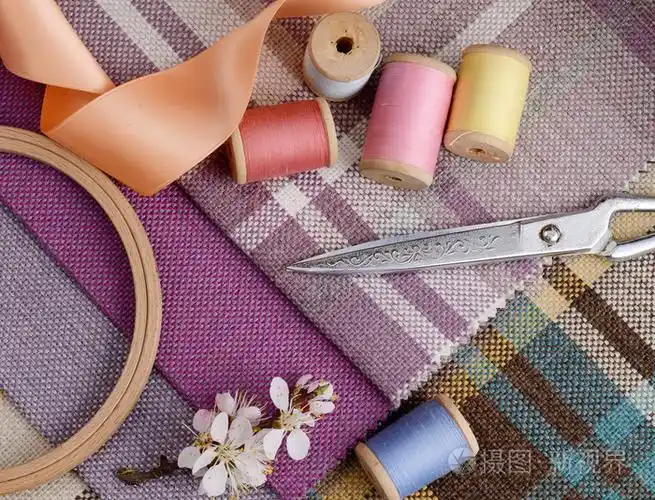 缝纫用品, 针, 老式剪刀上多彩的麻袋纺织背景