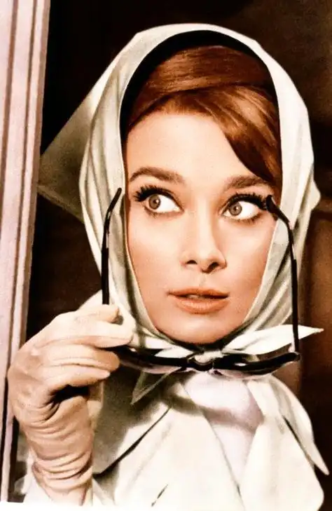 赫本佩戴丝巾的经典方式