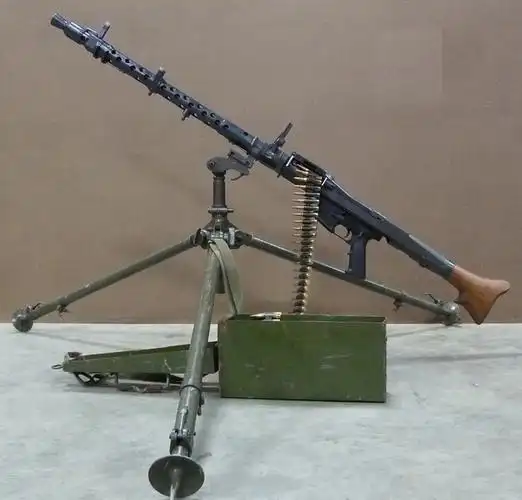 92x57枪弹,采用弹链或弹鼓供弹,长度约1.