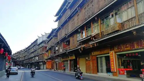 月亮街,三江县的旅游街,已失去往日的繁华.