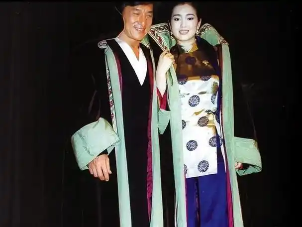 50位女星和成龙的合影曝光每一张经典又珍贵男帅女美都太惹眼