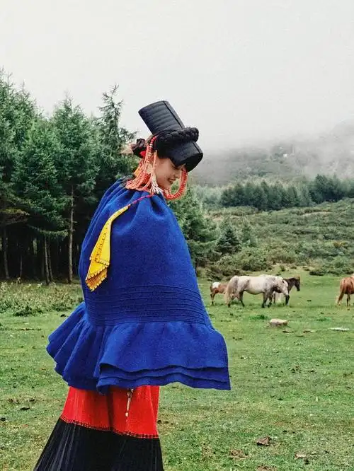 凉山美姑县遇到的姑娘们身穿传统彝族服饰