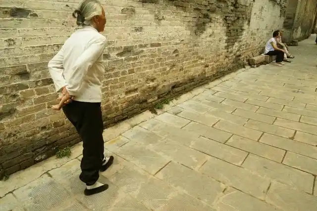 山西古镇旅游,偶遇小脚老太太,裹脚习俗最后见证人