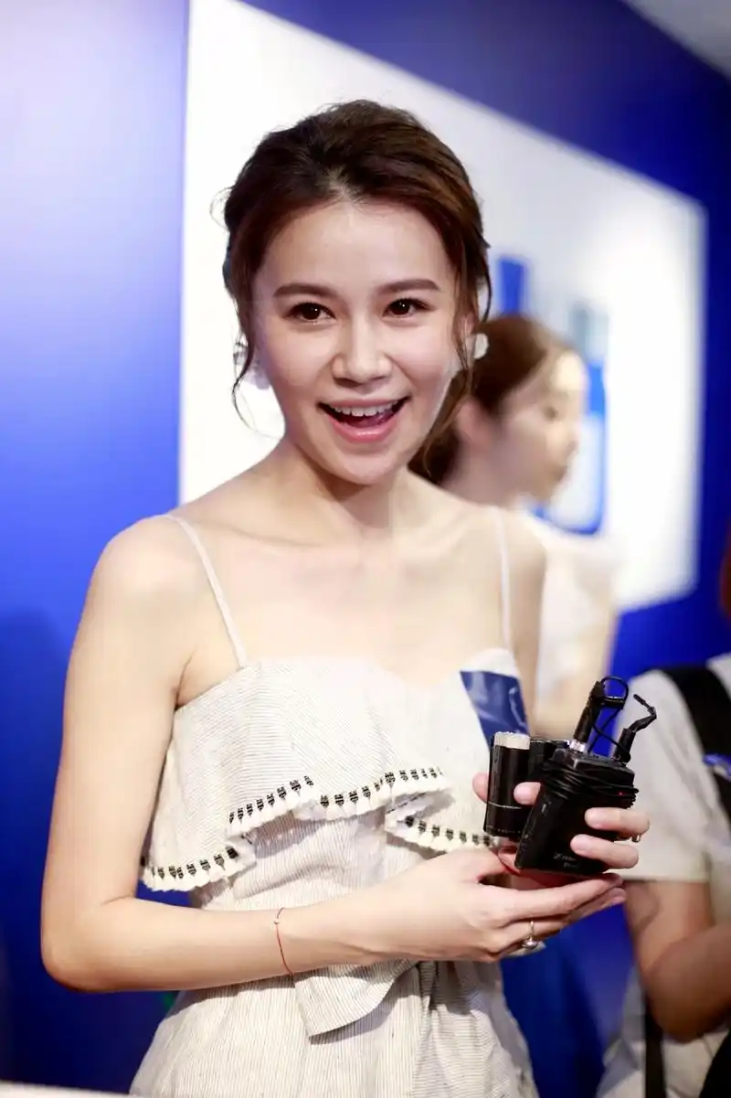 tvb黄翠如出席活动,吊带裙look清秀靓丽,优雅自然!