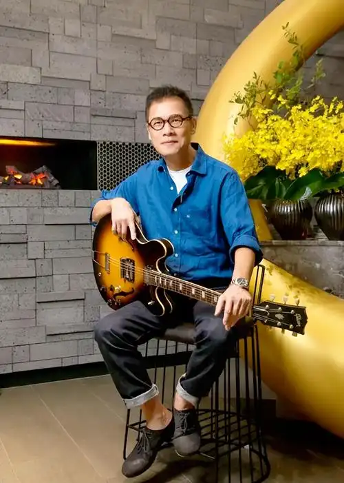 罗大佑个人资料(沧桑罗大佑:从医生到著名音乐人,再婚后58岁做父亲)