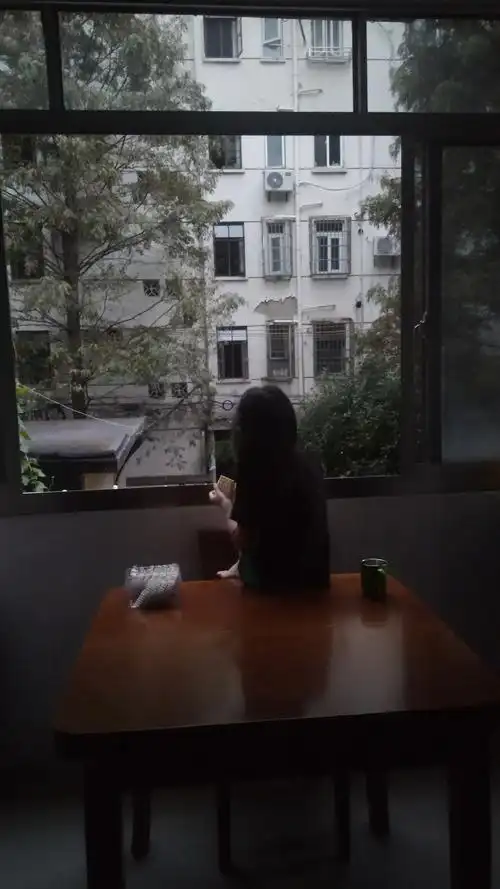 傍晚我坐在窗前,边吃零食边欣赏着窗外景色.