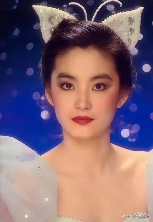 近日,一组林青霞年轻时的美照走红网络,引发广泛关注.