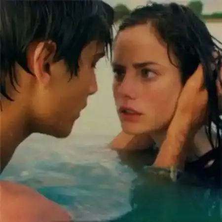 求电影skins 皮囊的情侣头像 谢谢大家 不要黑白的