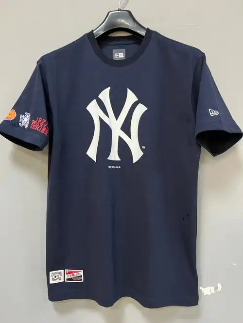 宽松休闲短袖t恤,胸前,后背处mlb精美印花,袖口处品牌logo刺绣及印花