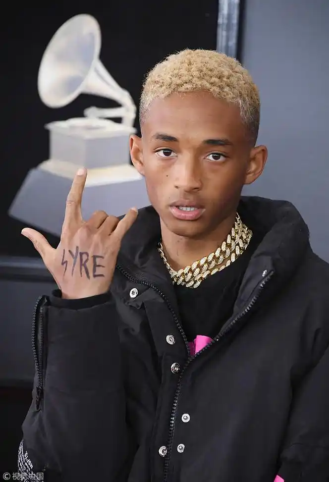 贾登·史密斯捂脸耍帅 嘻哈装配粗金链子风格怪异