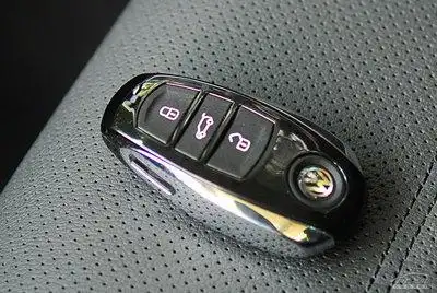 正面有个大众标志,梭形车钥匙,是大众那款车的钥匙?