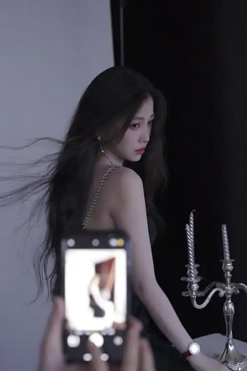 甜妹虞书欣一改清新风格,拍摄成熟御姐风写真,网友:路转粉了