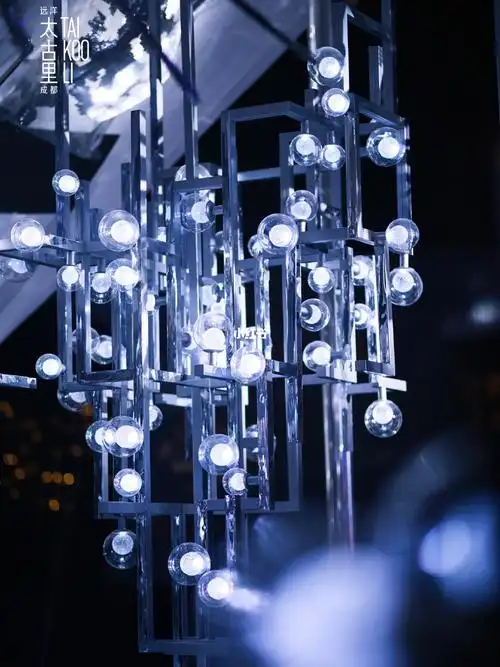 大型公共艺术装置光之里遇成都远洋太古里