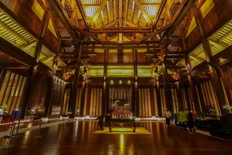 广东旅行,发现一座"禅修酒店",造型像古代宫殿,建筑大有来头_大堂