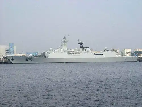 中国黄山舰成功解救两艘遭海盗袭击商船(图)