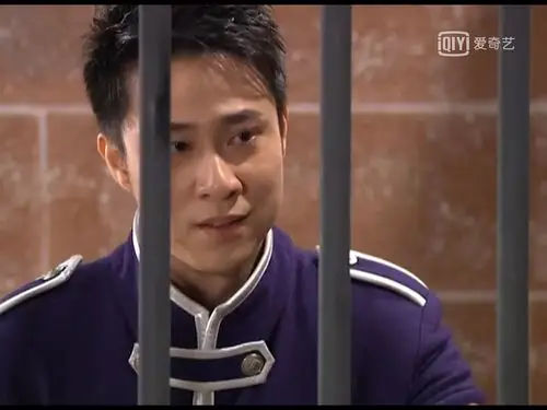 眼泪顺着欧趴脸颊流下,看起来又开心,又难过.