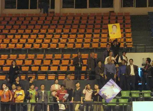 图文:摔跤赛场惊现东道主疯狂粉丝团 齐声呐喊