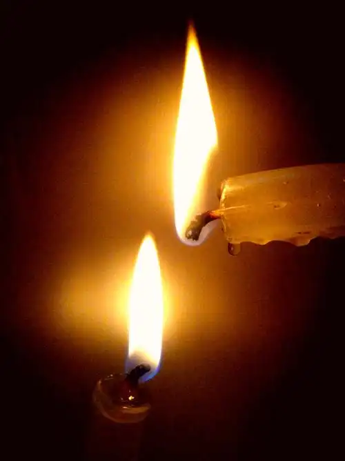 火苗在轻微的粗糙质感下坚定向上,剔透的蜡油泛着微光.