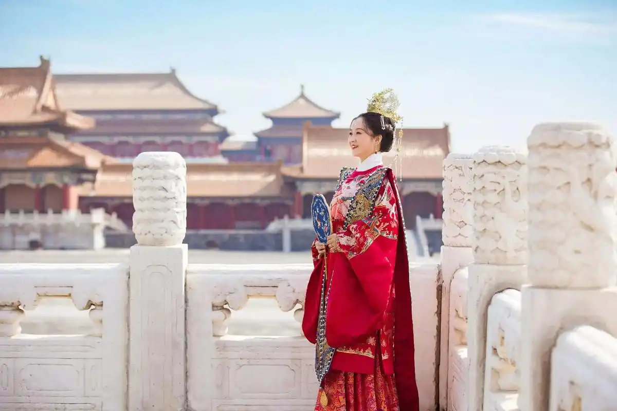 来个古装造型 #带你穿越古代 #古风汉服美如画 #外景拍摄 - 抖音