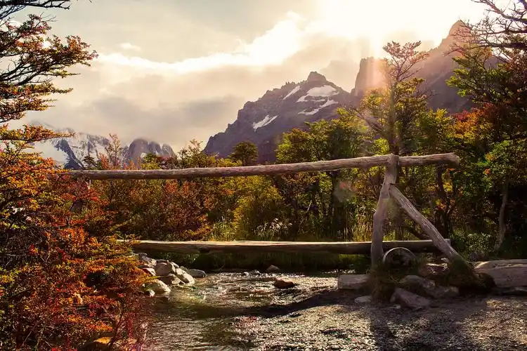 图片1600x900分辨率下载,山间溪流景致图片,图片,壁纸,自然风景-桌酷