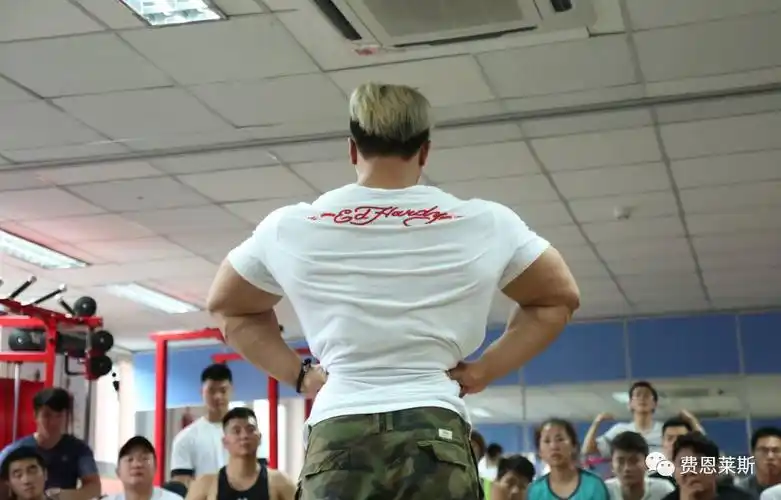 中国最帅肌肉男泰坦巨肩周大伟教你专业摆pose