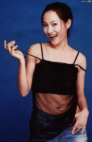 演员名叫郑佳欣,是北京电影学院表演系96班的学生.   熟悉吗?