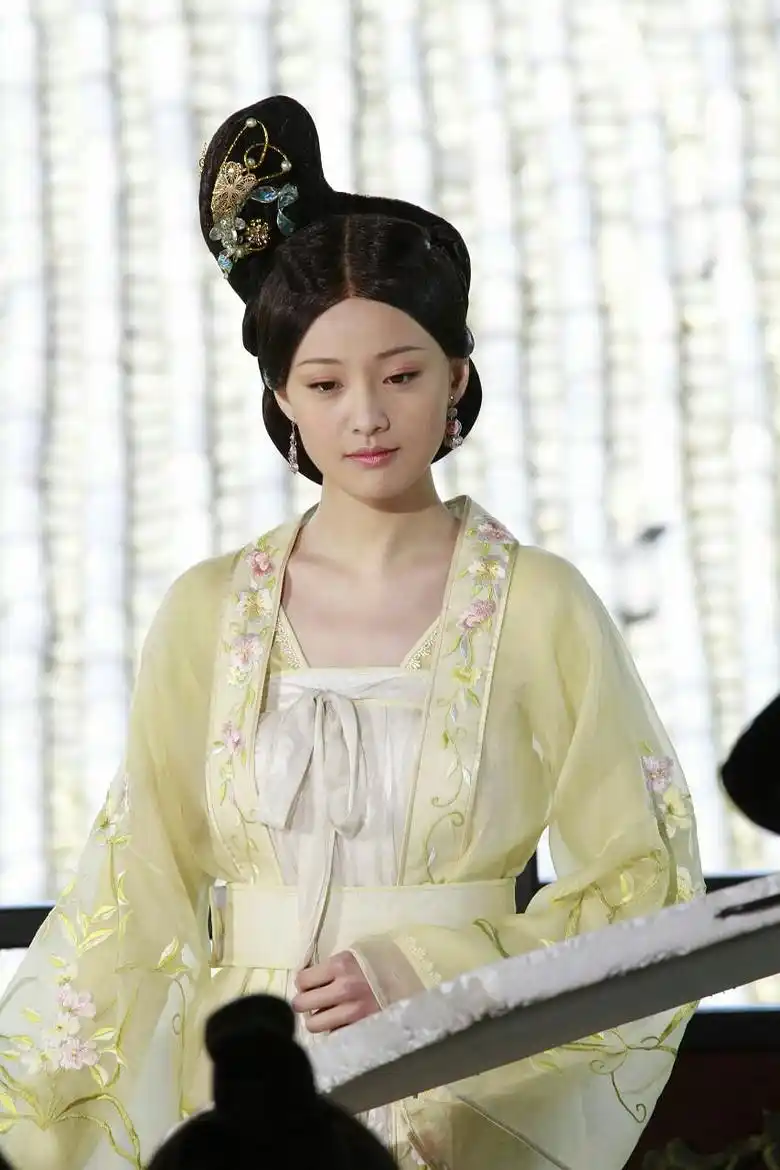 同年4月,郑爽在古装宫廷偶像剧《凰图腾》中饰演了单纯善良且淳朴乖巧