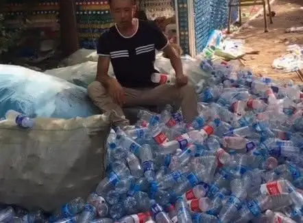 小伙总是去街上捡矿泉水瓶,朋友感到不解,不久后的成果让人羡慕_手机