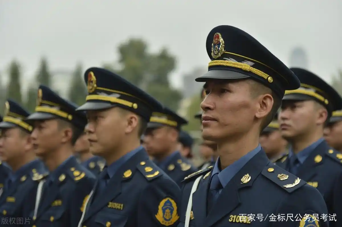 公务员6部门上班会穿制服,整齐又统一,看上去很精神!