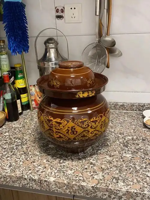 四川泡菜  首先准备一个陶土坛子,或者玻璃坛子也是可以的.