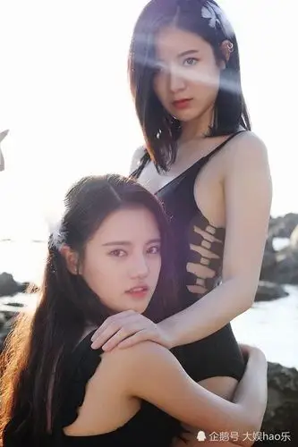 左下是有带点混血的snh48孙珍妮与右边snh48李宇琪