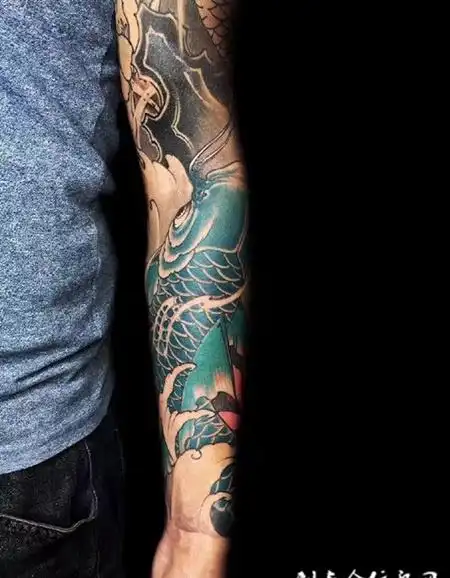 一跃上龙门,传统水墨鲤鱼花臂纹身