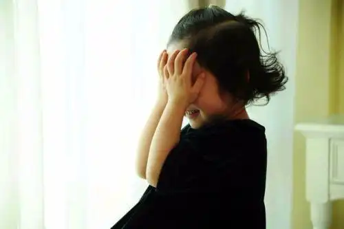 求张小女孩双手捂脸图,就下图的清版晰