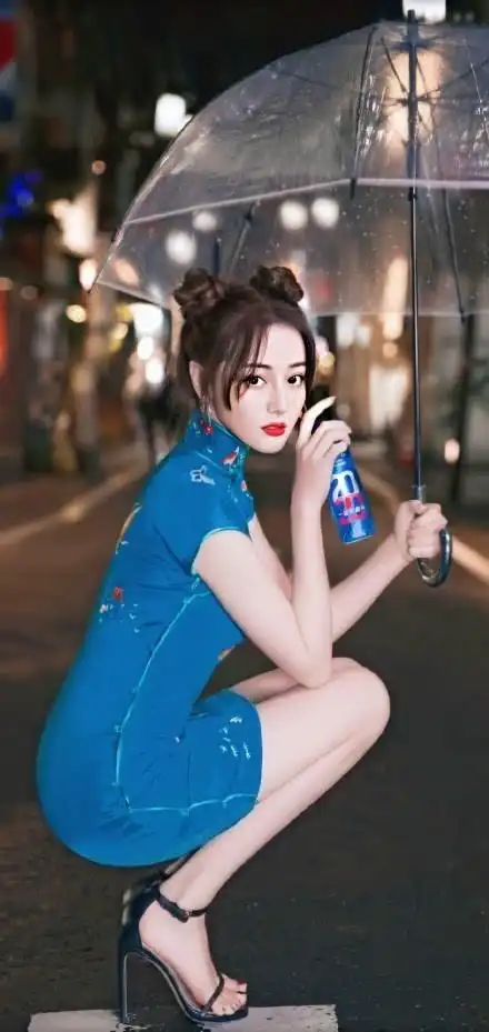 迪丽热巴蓝色旗袍装别有一番风韵