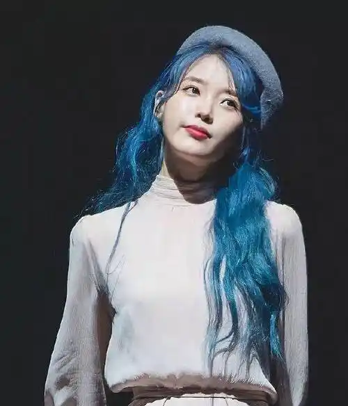 像国外明星iu(李智恩)就把柔顺大波浪的长头发染成了一抹靛蓝色