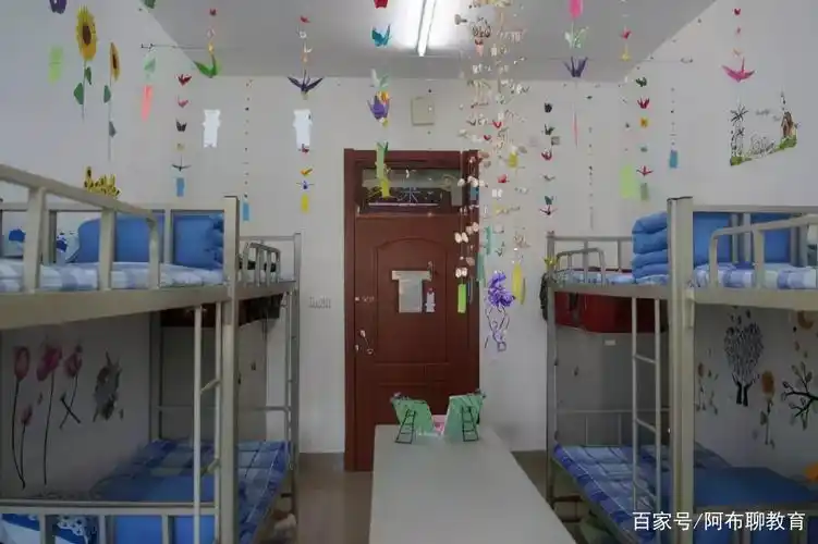 大学四人间应该怎么选床位,靠窗好还是靠门好?寝室阿姨传授经验