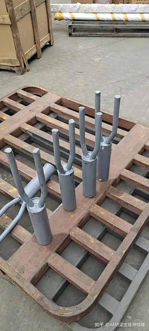 桥梁抗震锚栓组成部分:防震锚栓是锚固预制桥面空心板与桥台盖梁的